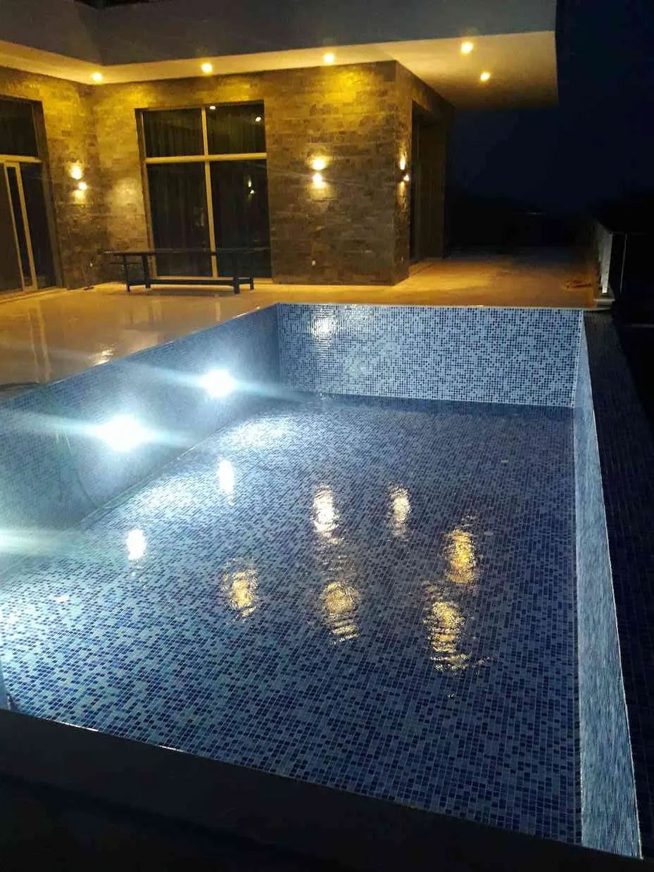 Mavi gökyüzü altında Safir Havuzları'nın eşsiz havuzlarında serinleyin. Profesyonel tasarım ve imalat hizmetleriyle hayalinizdeki havuza sahip olun.